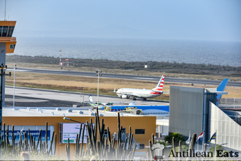 American Airlines — boeing 737 taking off