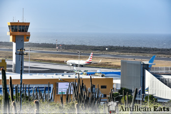 American Airlines — boeing 737 taking off