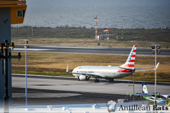 American Airlines — boeing 737 taking off from Curacao
