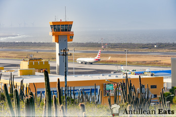 American Airlines — boeing 737 taking off from Curacao