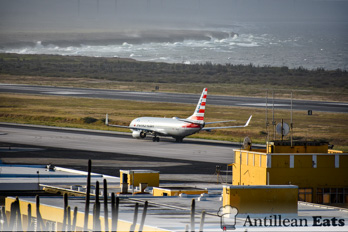 American Airlines — boeing 737 taking off from Curacao