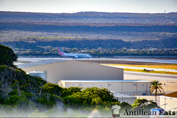 American Airlines — boeing 737 taking off from Curacao