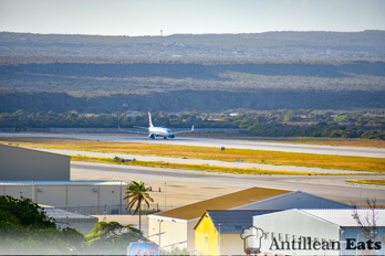 American Airlines — boeing 737 taking off from Curacao
