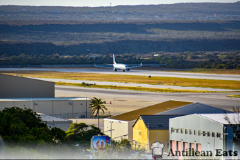 American Airlines — boeing 737 taking off from Curacao