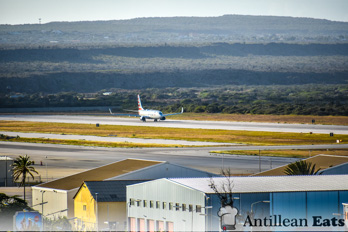 American Airlines — boeing 737 taking off from Curacao