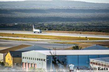 American Airlines — boeing 737 taking off from Curacao