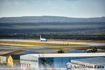American Airlines — boeing 737 taking off from Curacao