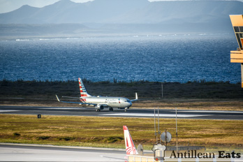 American Airlines — boeing 737 taking off from Curacao