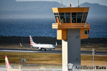 American Airlines — boeing 737 taking off from Curacao