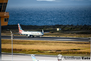 American Airlines — boeing 737 taking off from Curacao