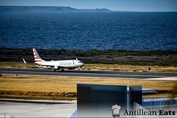 American Airlines — boeing 737 taking off from Curacao