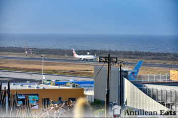 American Airlines — boeing 737 taking off from Curacao