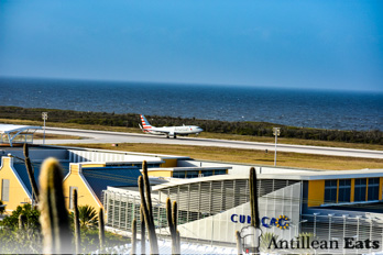American Airlines — boeing 737 taking off from Curacao