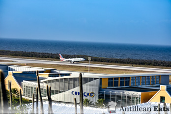 American Airlines — boeing 737 taking off from Curacao