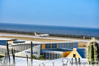 American Airlines — boeing 737 taking off from Curacao