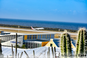 American Airlines — boeing 737 taking off from Curacao