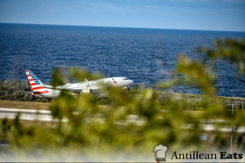 American Airlines — boeing 737 taking off from Curacao
