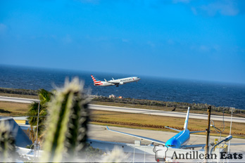 American Airlines — boeing 737 taking off from Curacao